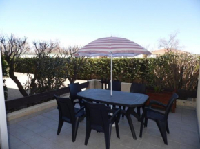Appartement T2 cabine en RDC avec terrasse privative, parking et équipements confortables. - FR-1-326-383